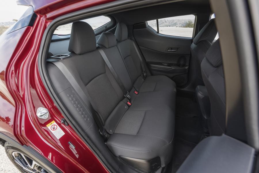Интерьер Toyota C-HR 2017 года  (NA) (фото 7 из 44)